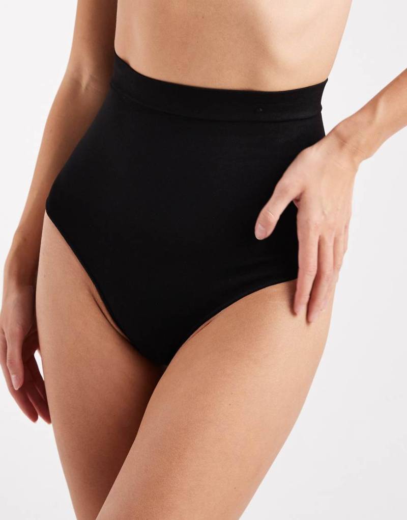 New Look - Nahtloser Shaping-Tanga in Schwarz mit hohem Bund von New Look