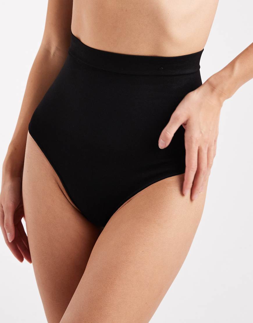 New Look - Nahtloser Shaping-Tanga in Schwarz mit hohem Bund von New Look