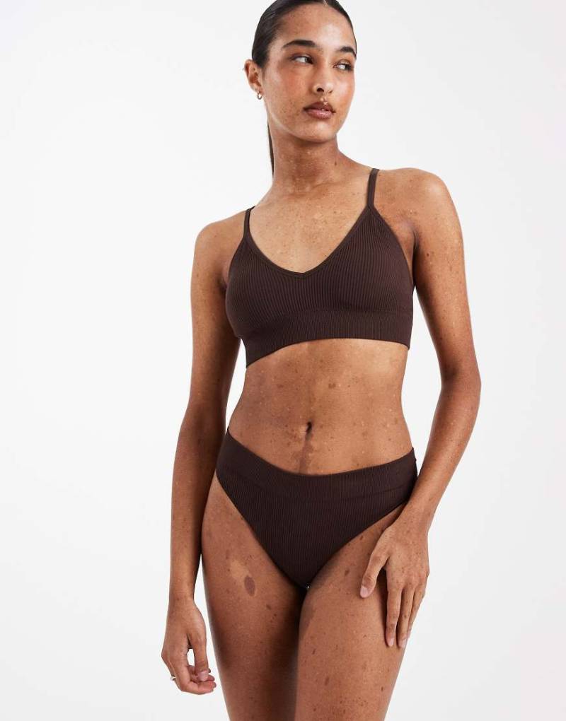 New Look - Nahtloser Tanga in Braun-Brown von New Look