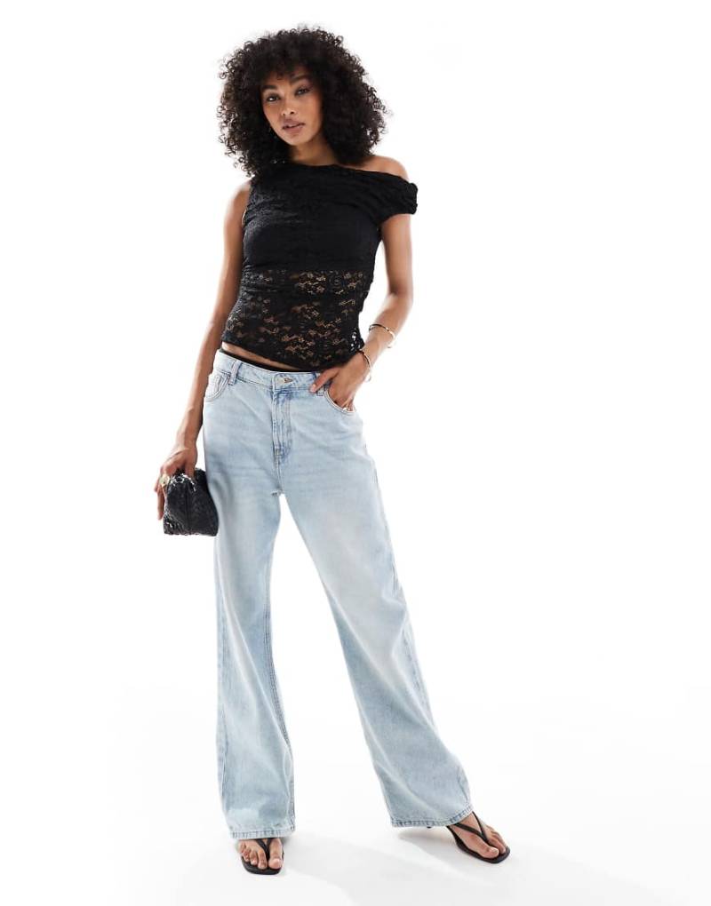 New Look - Oberteil aus Spitze in Schwarz mit abfallender Schulterpartie von New Look