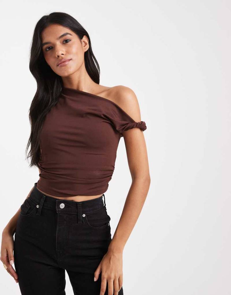 New Look - Oberteil in Braun mit abfallender Schulterpartie-Brown von New Look