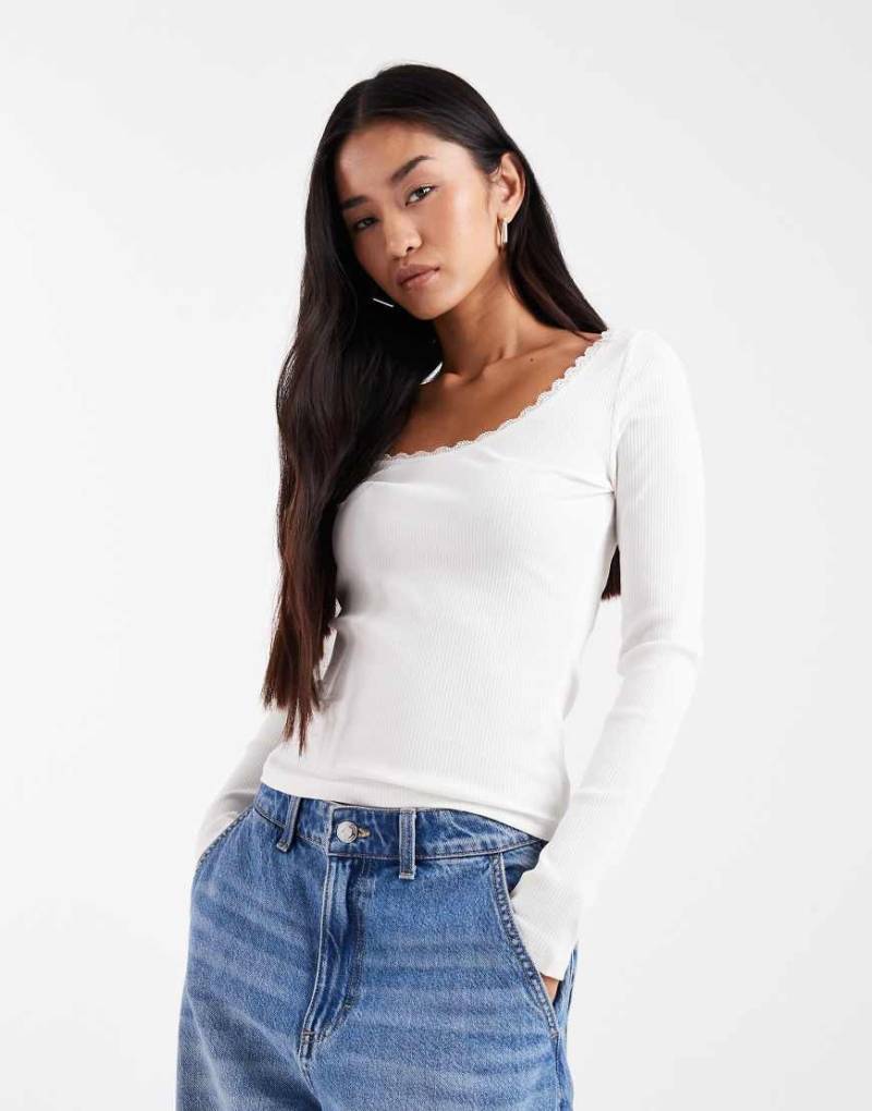 New Look - Oberteil in Cremeweiß mit eckigem Ausschnitt und Spitzenbesatz von New Look