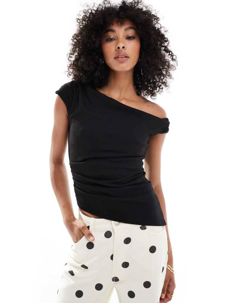 New Look - Oberteil in Neopren-Optik in Schwarz mit abfallender Schulterpartie von New Look