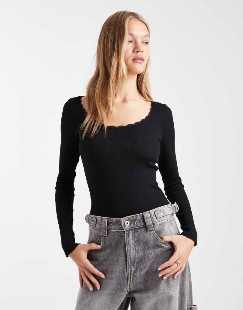 New Look - Oberteil in Schwarz mit eckigem Ausschnitt und Spitzenbesatz von New Look