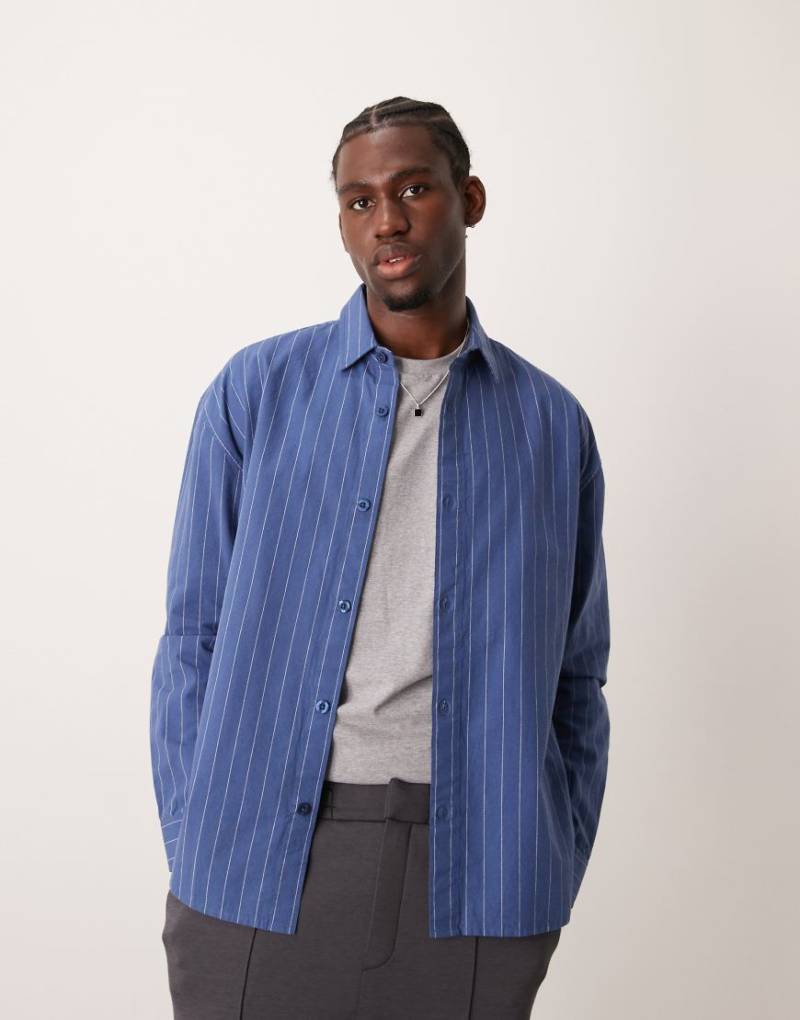 New Look - Oversize-Hemd in Mittelblau mit feinen Streifen von New Look