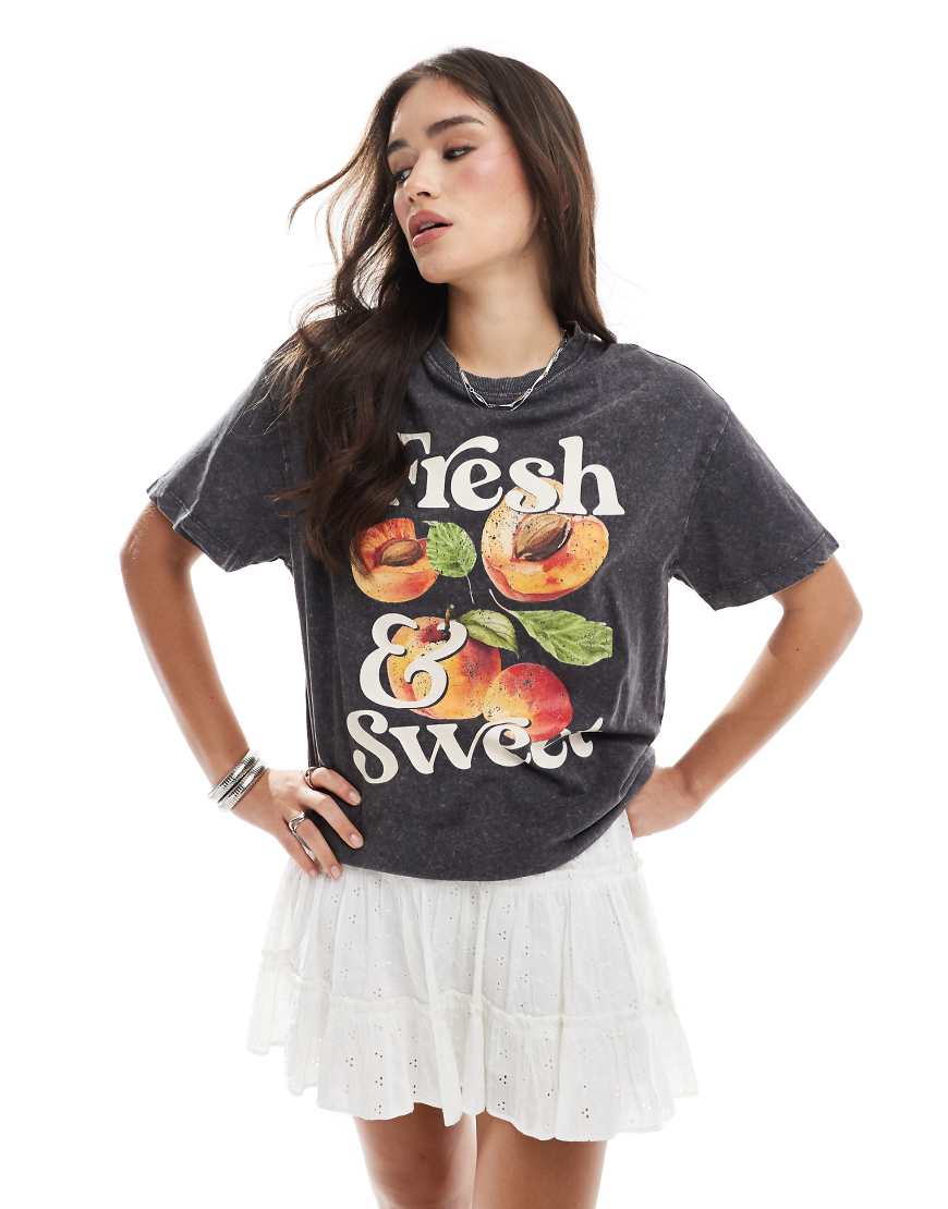 New Look - Oversize-T-Shirt in grauer Acid-Waschung mit Pfirsich-Print New Look - Oversize-T-Shirt in grauer Acid-Waschung mit Pfirsich-Print von New Look
