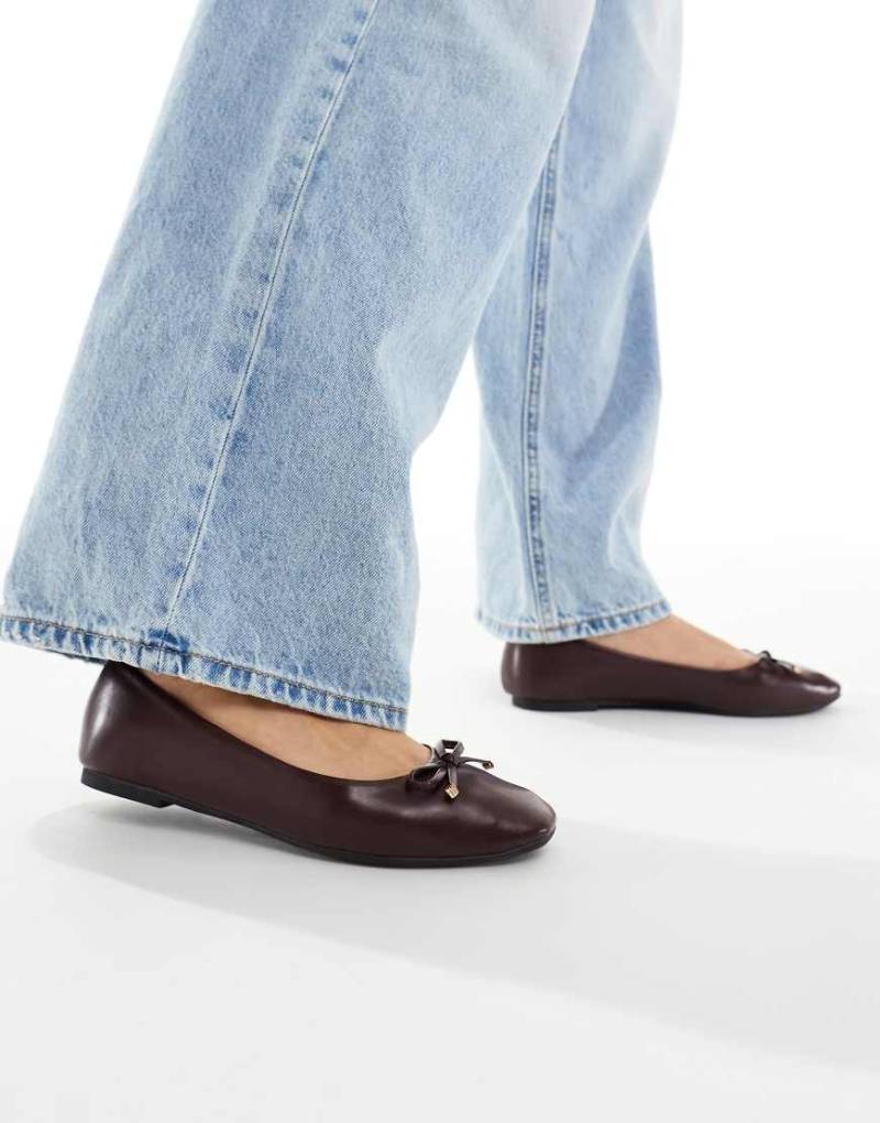 New Look - PU-Ballerinas in Burgunderrot mit Schleife von New Look