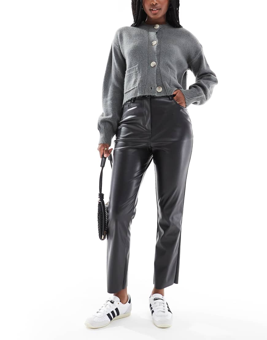 New Look - Hose aus Kunstleder mit geradem Bein in Schwarz New Look - Hose aus Kunstleder mit geradem Bein in Schwarz von New Look