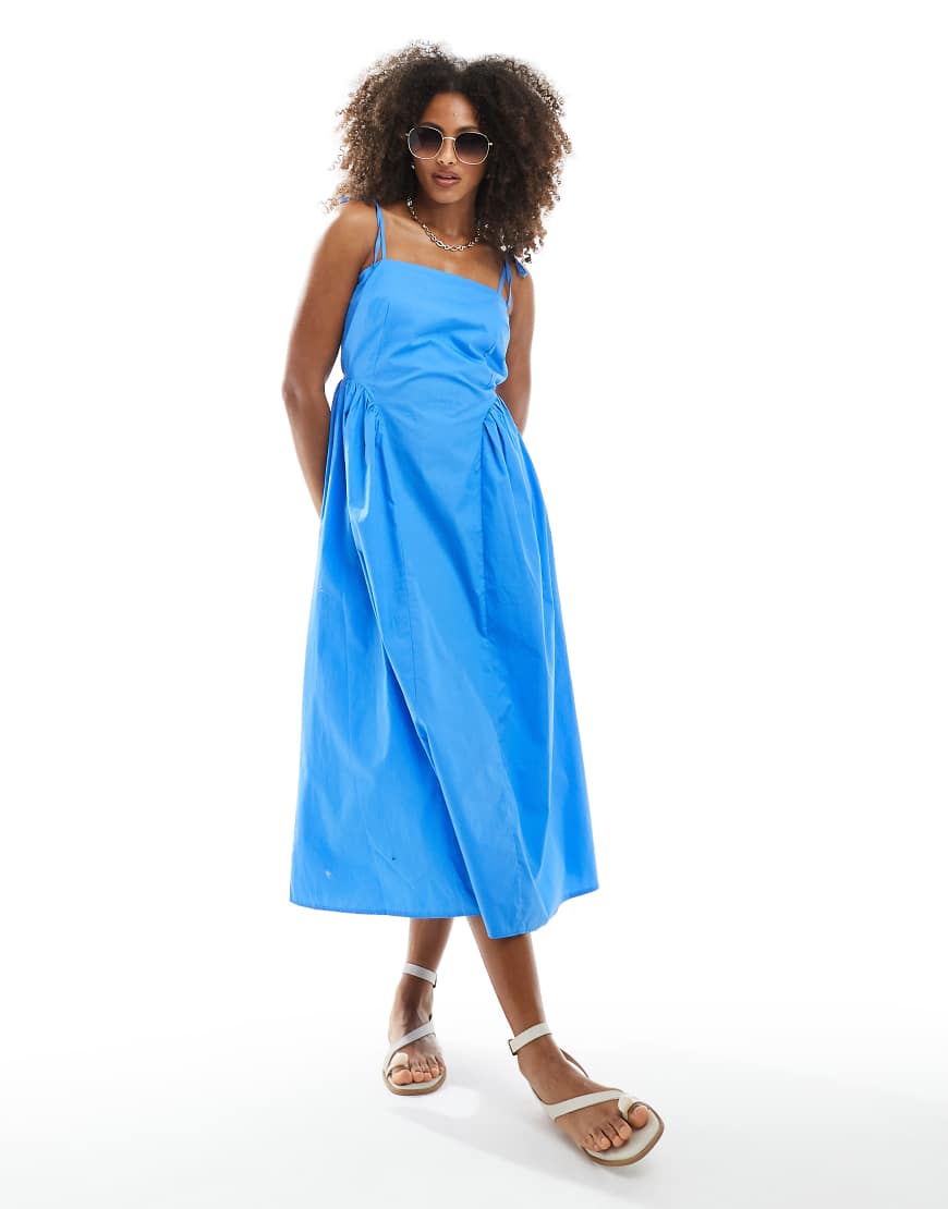 New Look - Popeline-Midikleid in Blau mit gebundenen Trägern von New Look