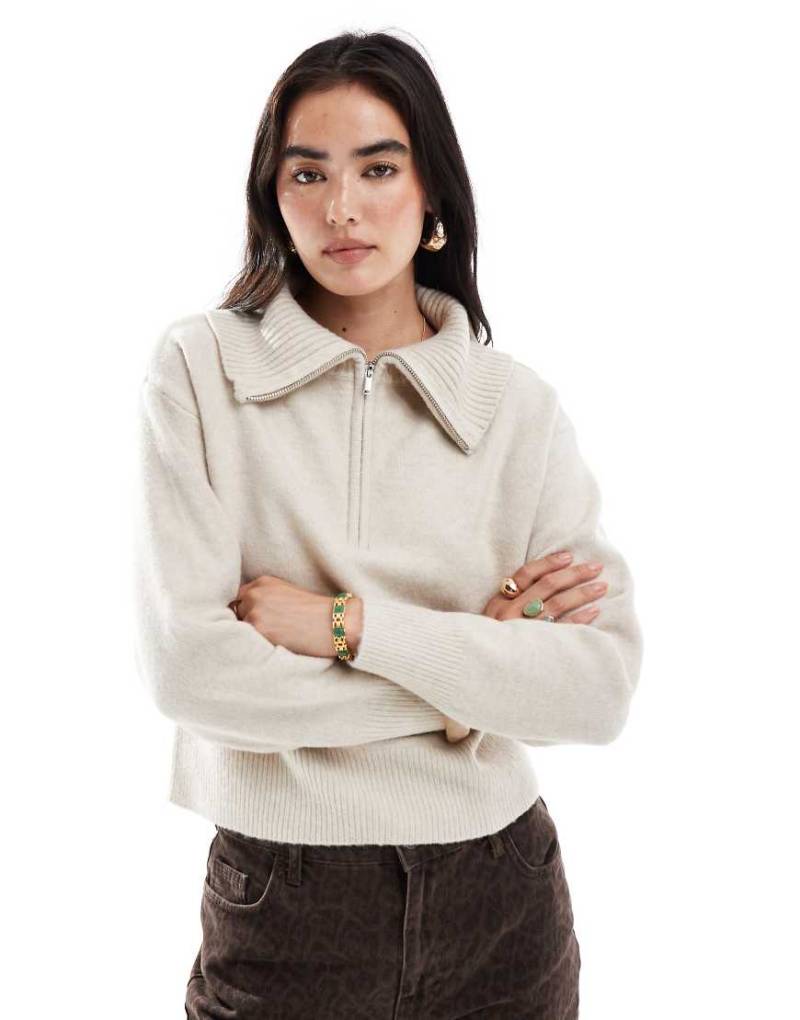 New Look - Pullover in Creme mit kurzem Reißverschluss und Kragen-Weiß von New Look