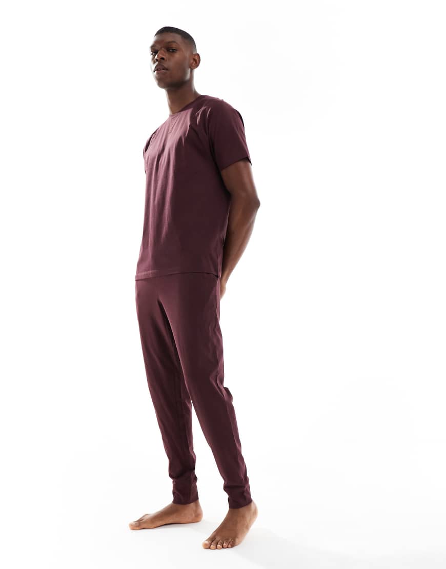 New Look - Pyjama-Set in Dunkelbraun mit T-Shirt und Jogginghose von New Look