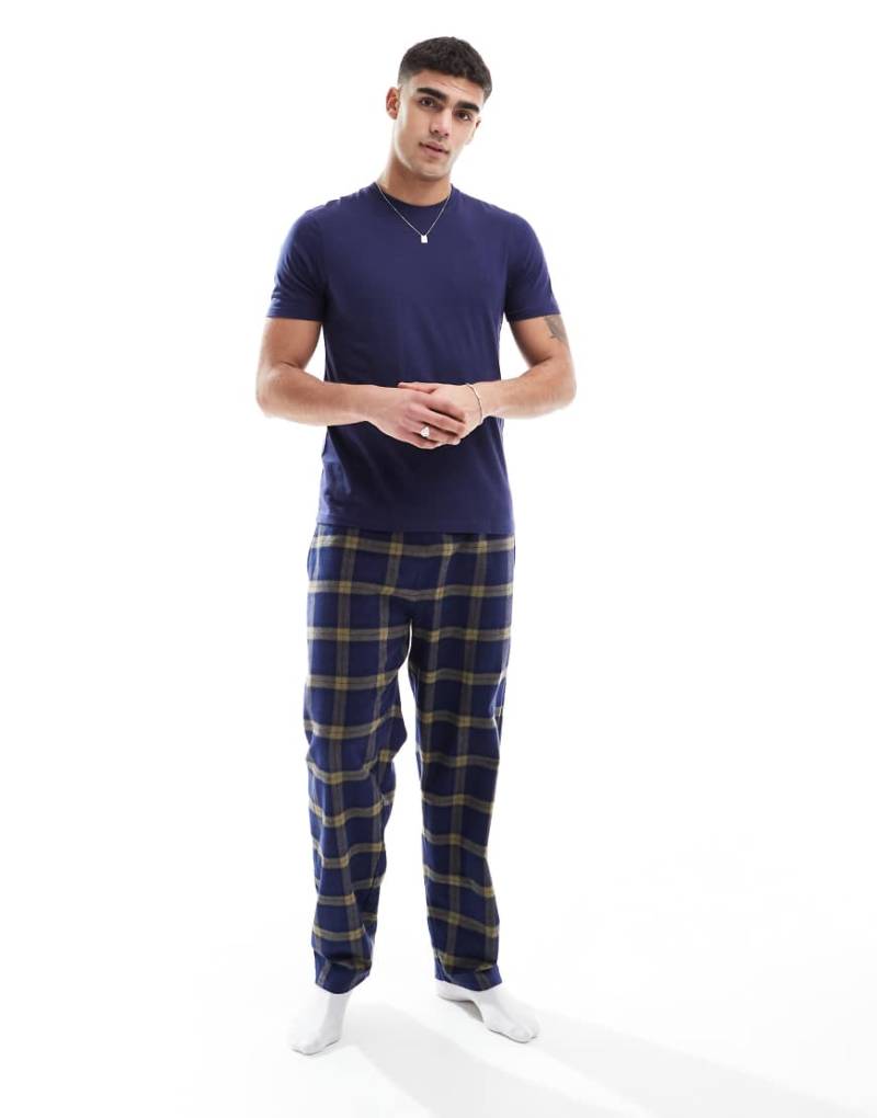 New Look - Pyjama aus Webstoff in Marineblau kariert mit T-Shirt New Look - Pyjama aus Webstoff in Marineblau kariert mit T-Shirt von New Look