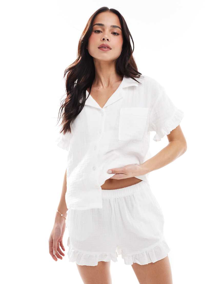 New Look - Pyjama aus doppellagigem Stoff in Weiß mit Rüschenbesatz am Saum von New Look