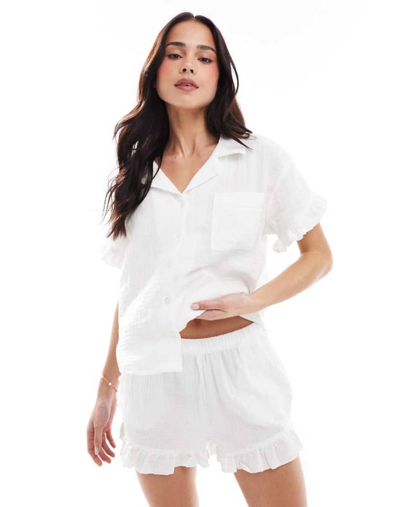 New Look - Pyjama aus doppellagigem Stoff in Weiß mit Rüschenbesatz am Saum von New Look