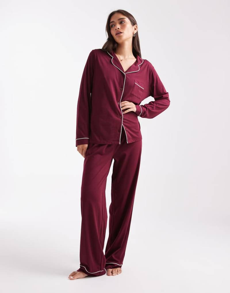 New Look - Pyjama in Burgunderrot mit Reverskragen von New Look