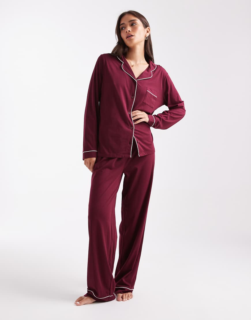 New Look - Pyjama in Burgunderrot mit Reverskragen von New Look