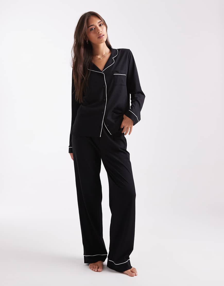 New Look - Pyjama in Schwarz mit Reverskragen New Look - Pyjama in Schwarz mit Reverskragen von New Look