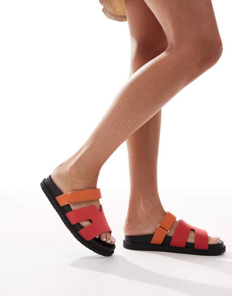 New Look - Riemensandalen in Rot mit Klettverschluss und Cut-out-Detail von New Look