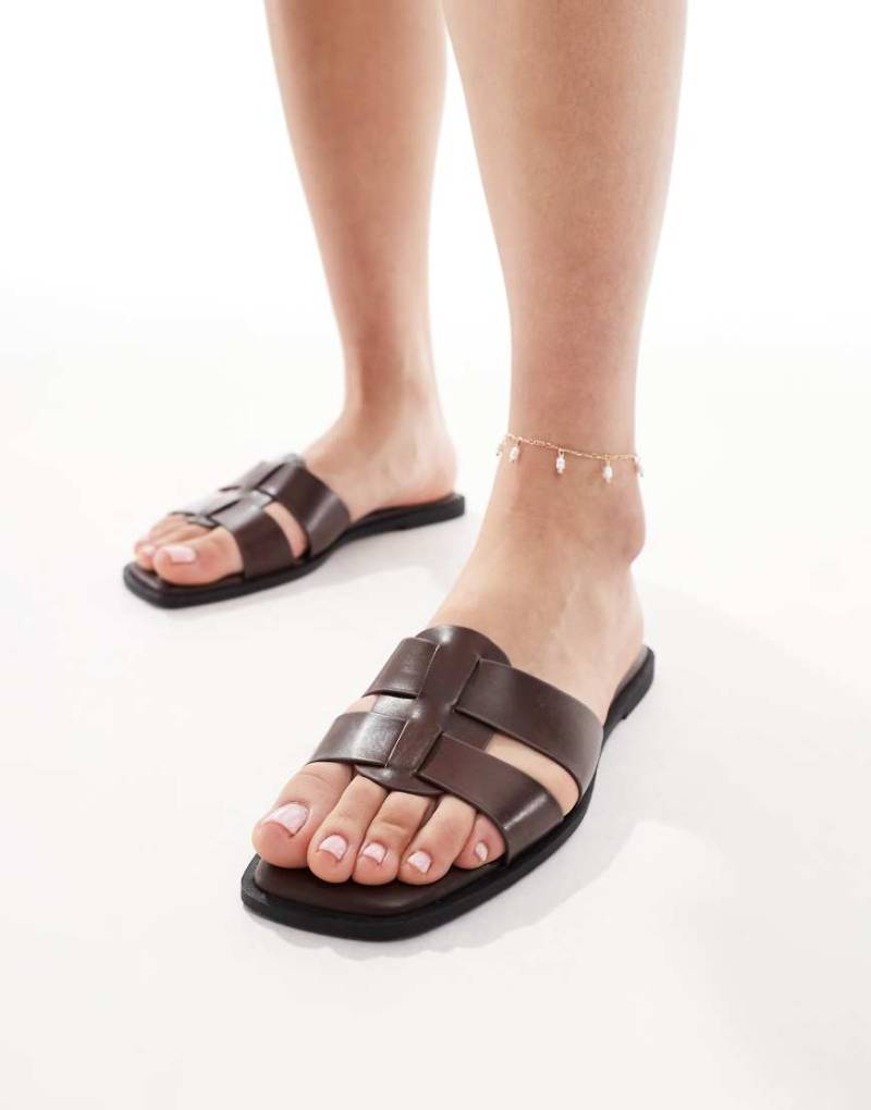 New Look - Sandalen in Braun mit gewebtem Detail von New Look