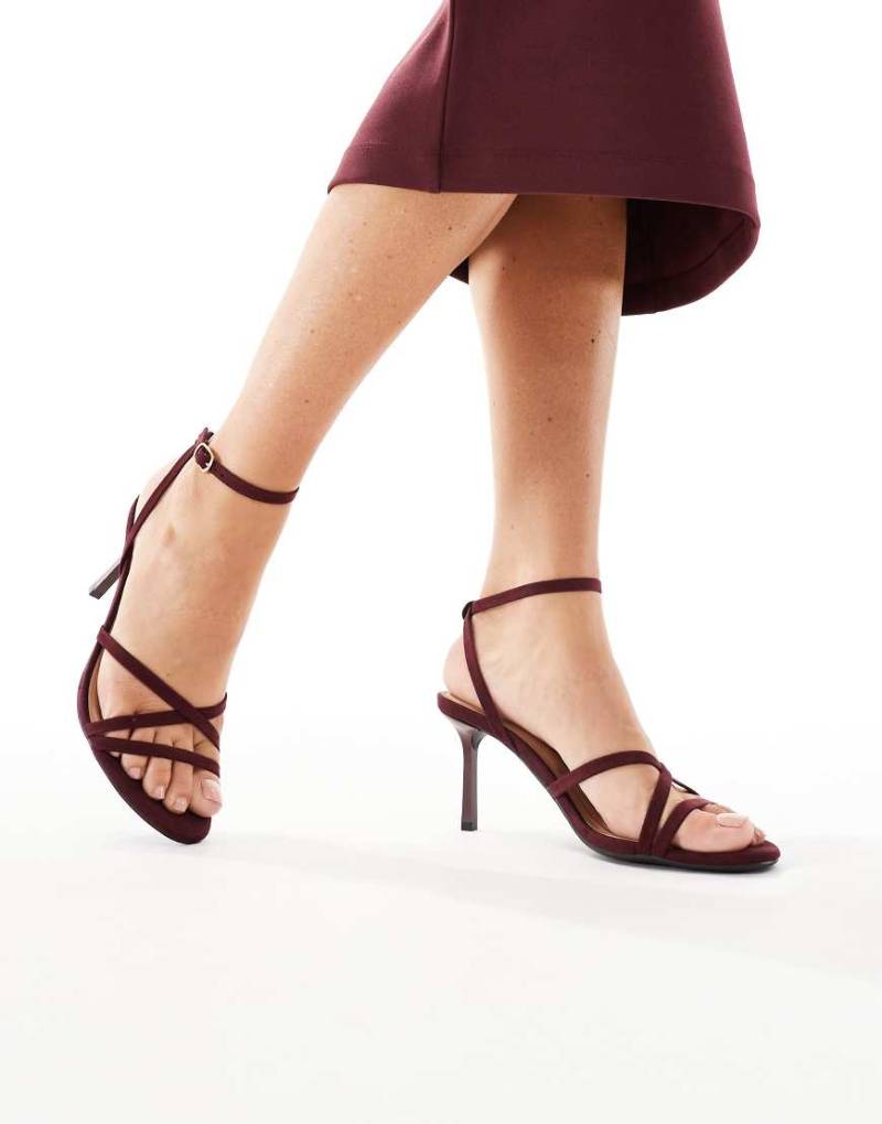 New Look - Sandalen in Burgunderrot mit verdrehtem Riemen und Absatz von New Look