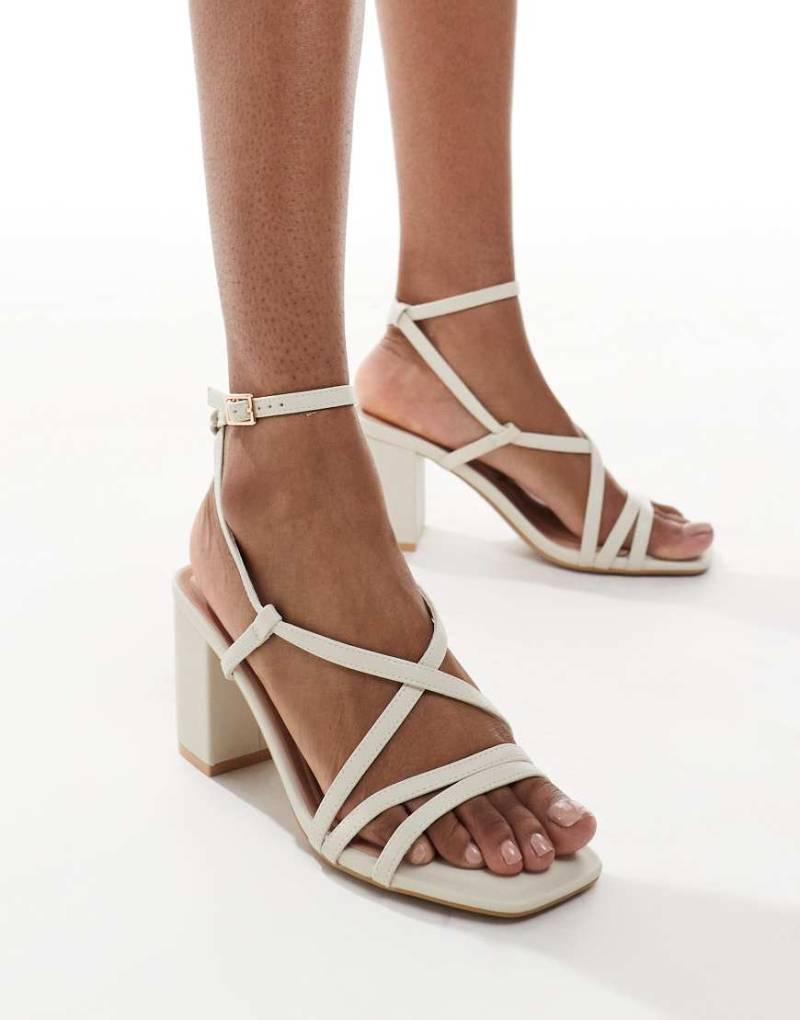 New Look - Sandalen in Creme mit mehreren Riemchen und Blockabsatz-Weiß von New Look