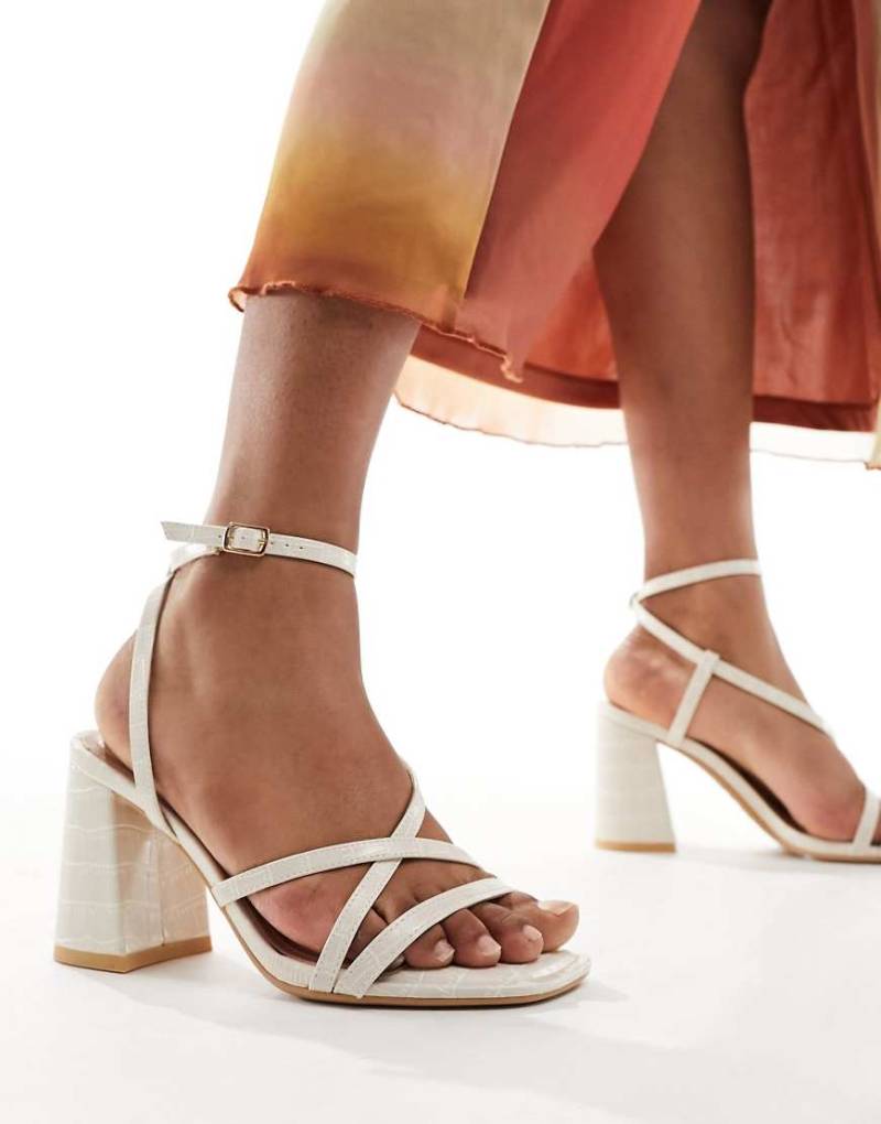 New Look - Sandalen in Cremeweiß mit Blockabsatz und mehreren Riemchen von New Look
