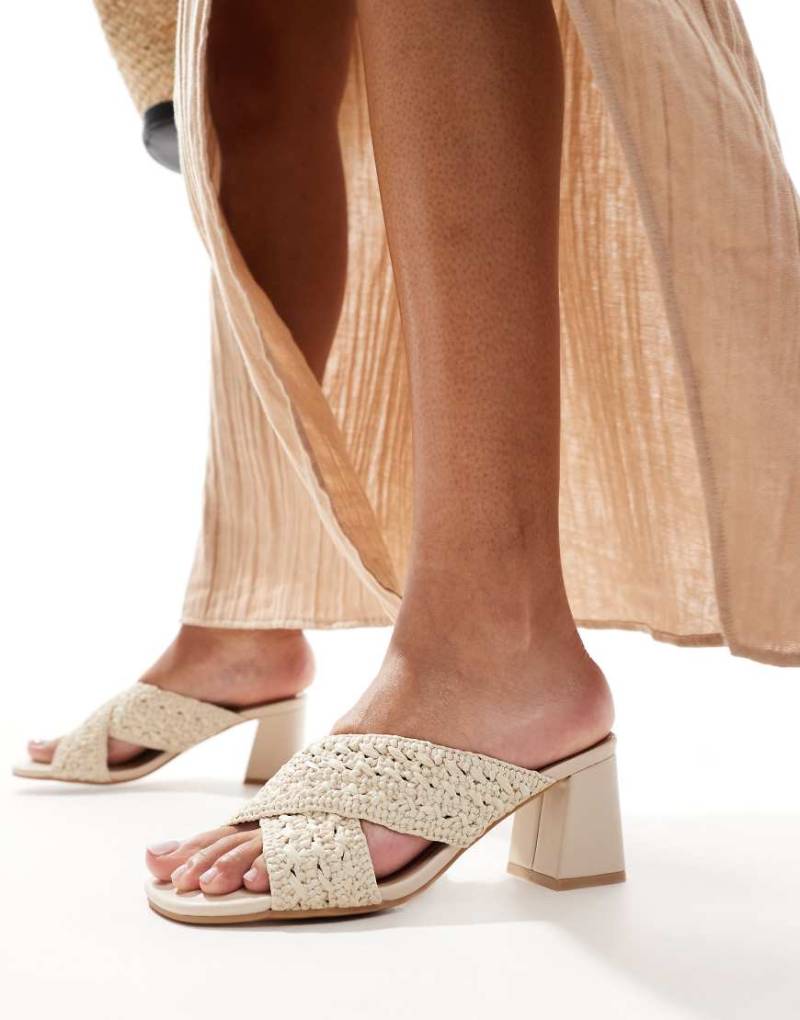 New Look - Sandalen in Häkeloptik in gebrochenem Weiß mit überkreuzten Riemen und mittelhohem Absatz von New Look