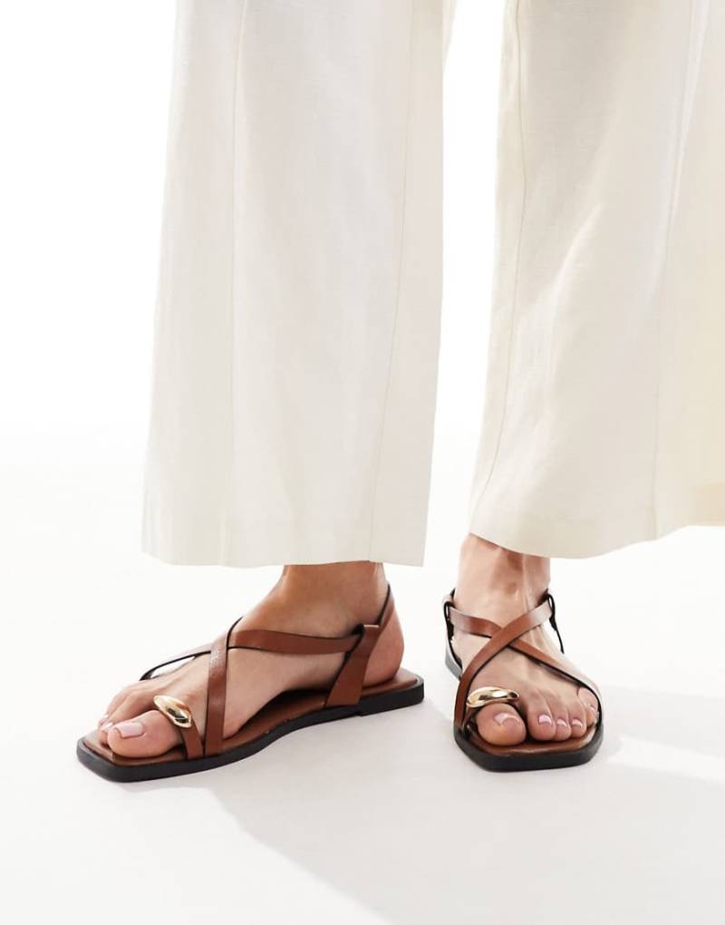 New Look - Sandalen in Hellbraun mit Zehenschlaufe und Metalldetail von New Look