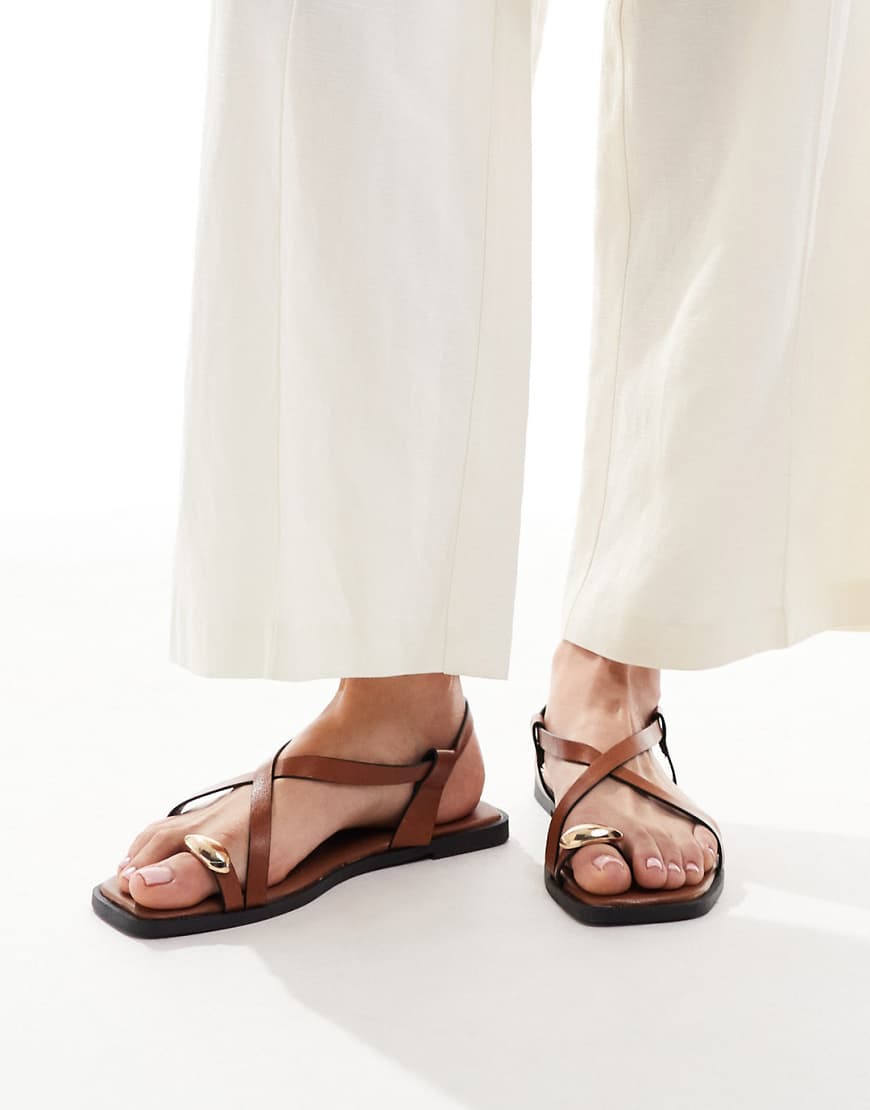 New Look - Sandalen in Hellbraun mit Zehenschlaufe und Metalldetail von New Look