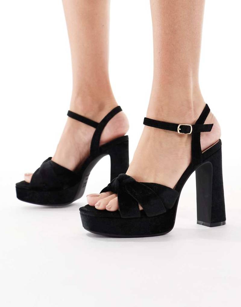 New Look - Sandalen in Schwarz mit Schnalle in Goldoptik und Blockabsatz von New Look