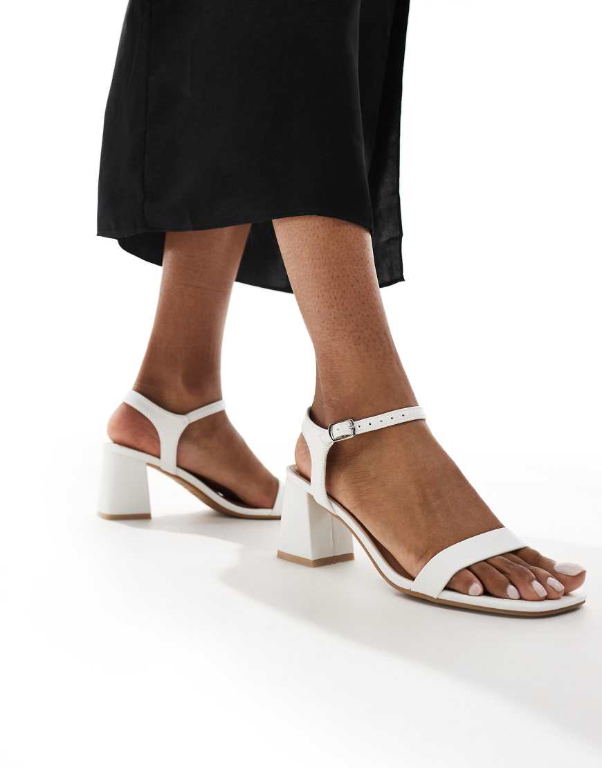 New Look - Sandalen in Weiß mit Blockabsatz von New Look