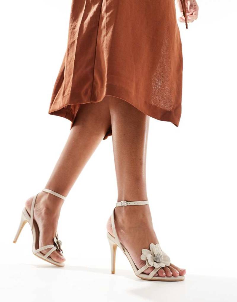 New Look - Sandalen in Wollweiß mit Fersenriemen mit Blumenverzierung und Absatz von New Look