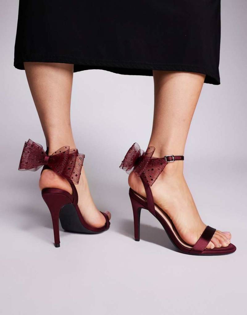 New Look - Sandaletten in Burgunderrot mit Absatz und Schleife aus Netzstoff von New Look