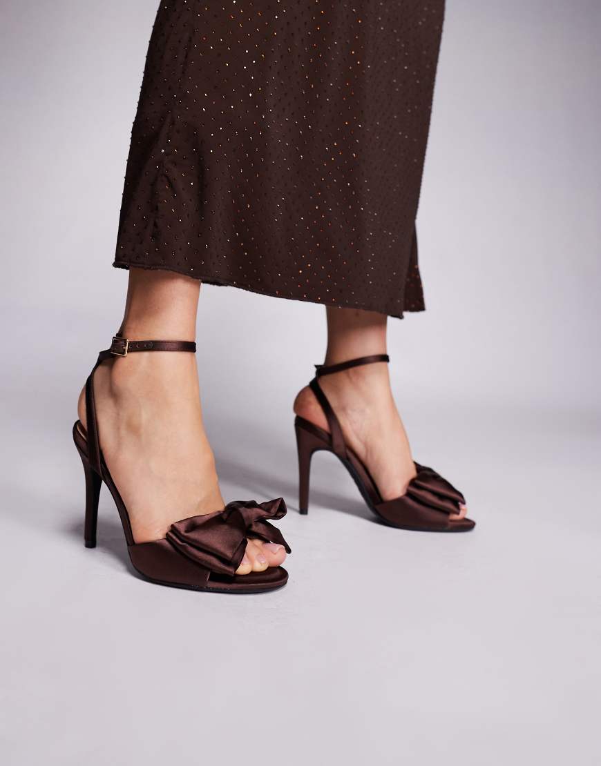 New Look - Sandaletten in Dunkelbraun mit Absatz und Oversize-Schleife aus Satin-Brown von New Look