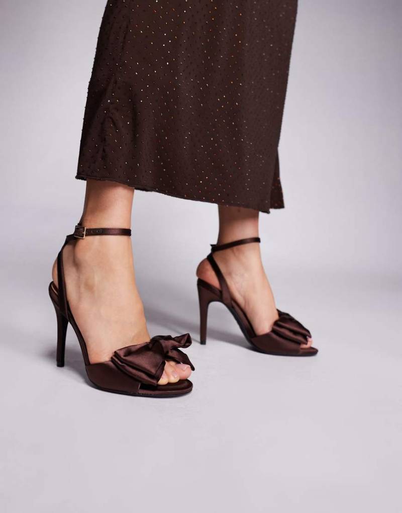 New Look - Sandaletten in Dunkelbraun mit Absatz und Oversize-Schleife aus Satin-Brown von New Look