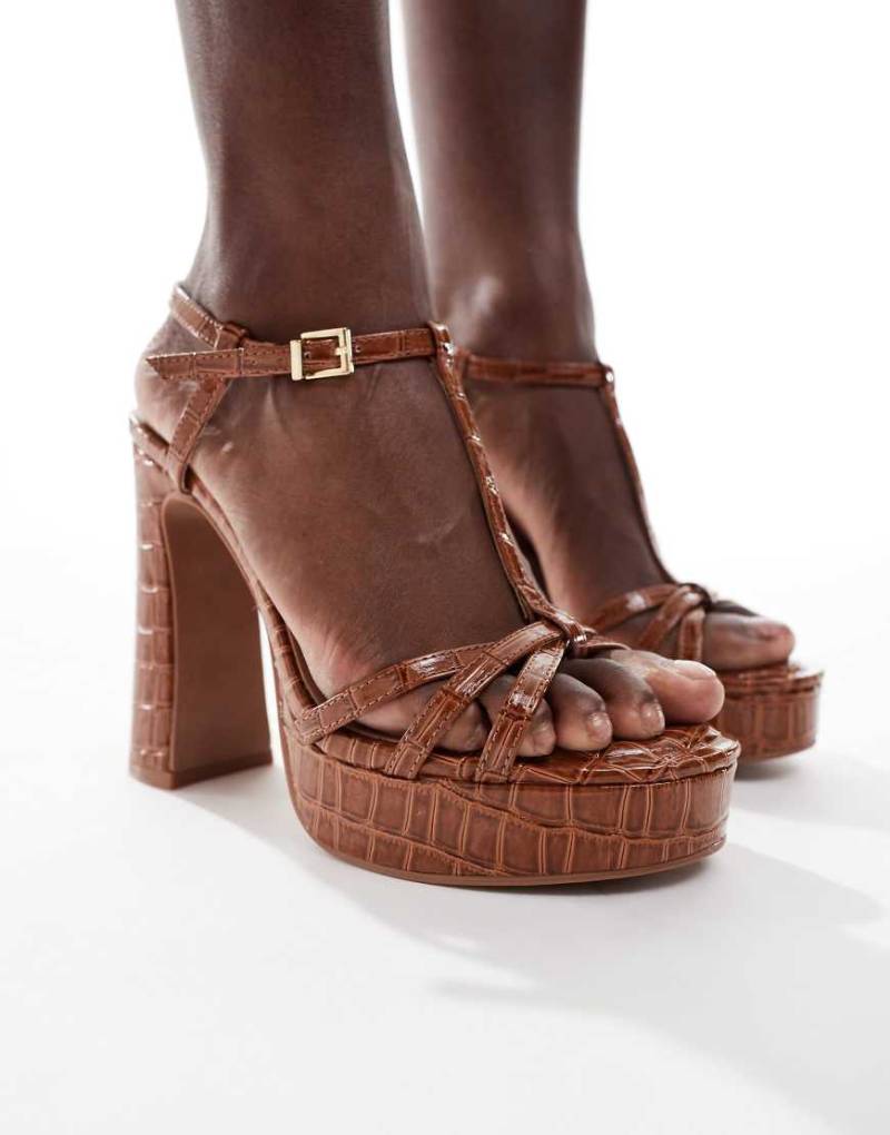 New Look - Sandaletten in Kroko-Rostrot mit Plateausohle-Braun von New Look