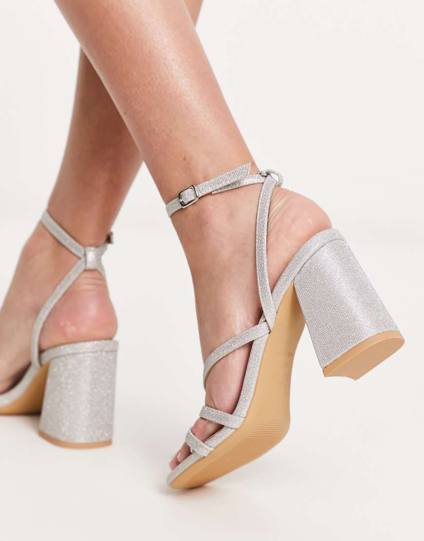 New Look - Sandaletten in Silber mit Absatz und mehreren Riemchen von New Look