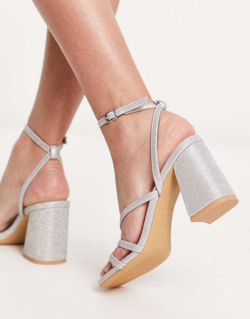 New Look - Sandaletten in Silber mit Absatz und mehreren Riemchen von New Look