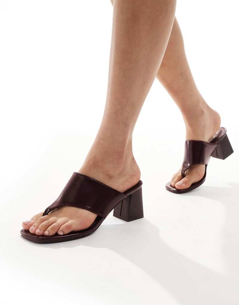 New Look - Sandaletten in dunklem Burgunderrot mit Blockabsatz und Zehensteg von New Look