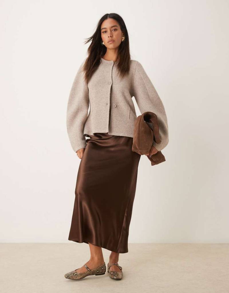 New Look - Satin-Midirock in Braun mit Bias-Cut von New Look