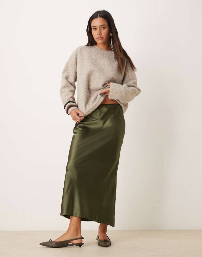 New Look - Satin-Midirock in Khaki mit Bias-Cut-Grün von New Look