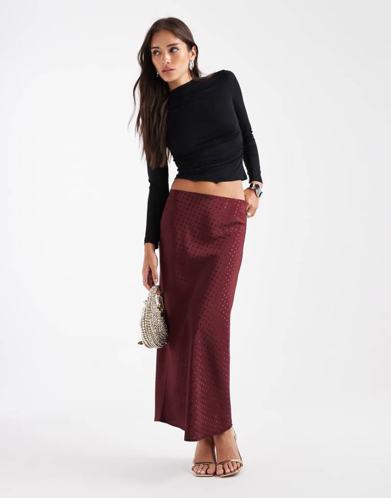 New Look - Satin-Midirock in gepunktetem Burgunderrot mit Schrägschnitt von New Look