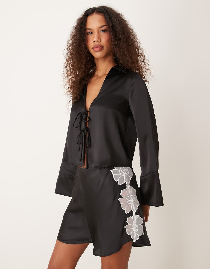 New Look - Satin-Oberteil in Schwarz mit gebundener Vorderseite von New Look