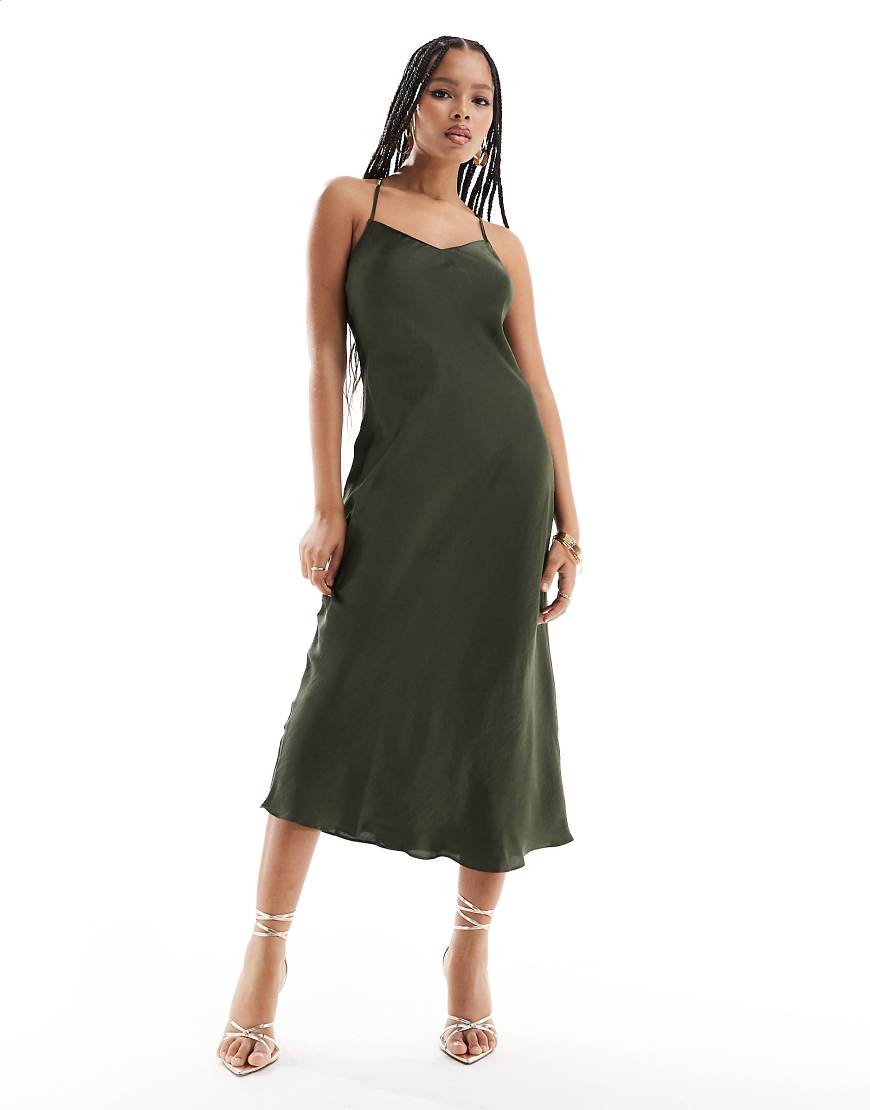 New Look - Satin-Unterkleid in dunklem Khaki mit überkreuzten Rückenträgern-Grün von New Look