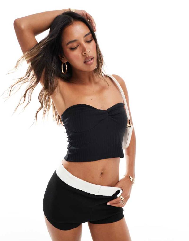 New Look - Schlauchoberteil in Schwarz mit verdrehtem Detail von New Look