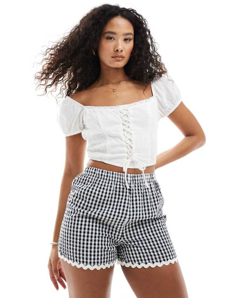 New Look - Schlupf-Shorts in Schwarz mit Vichy-Karomuster von New Look