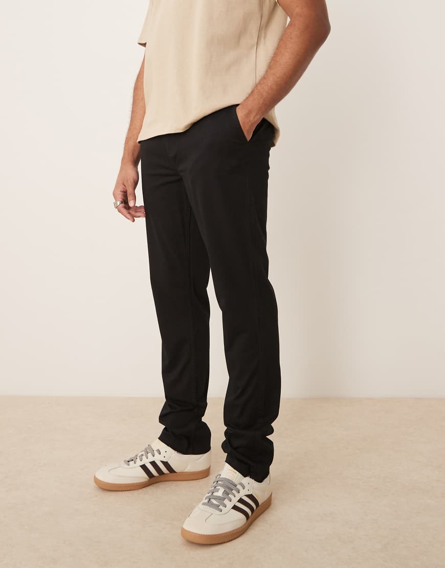 New Look - Schmal geschnittene Chinohose in Schwarz New Look - Schmal geschnittene Chinohose in Schwarz von New Look