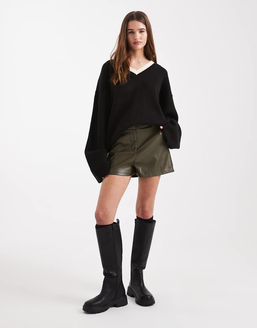 New Look - Elegante Shorts aus Kunstleder in dunklem Khaki-Grün von New Look