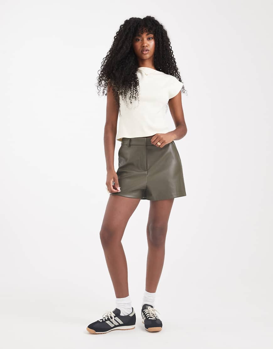 New Look - Elegante Shorts aus Kunstleder in dunklem Khaki-Grün New Look - Elegante Shorts aus Kunstleder in dunklem Khaki-Grün von New Look