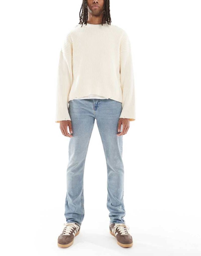 New Look - Schmal geschnittene Stretch-Jeans in verwaschenem Blau von New Look